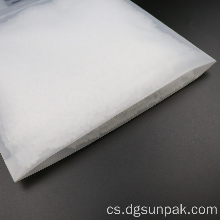 zakázková plastová taška s háčkem matná hlavička balicí taška